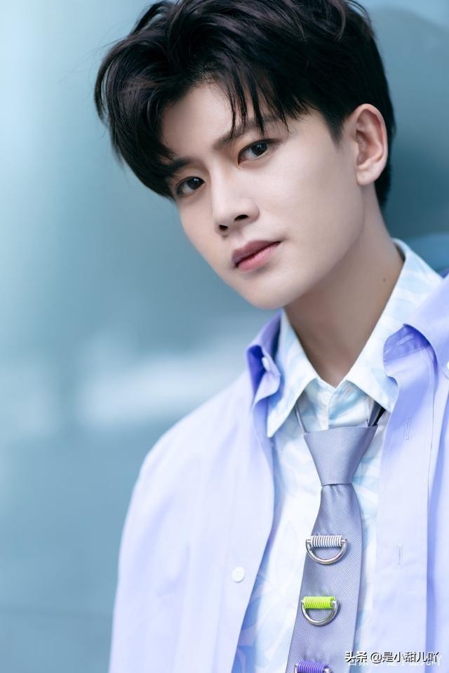 任嘉伦直播陪粉丝聊天爆料自己的微博小号以及下一步的工作计划